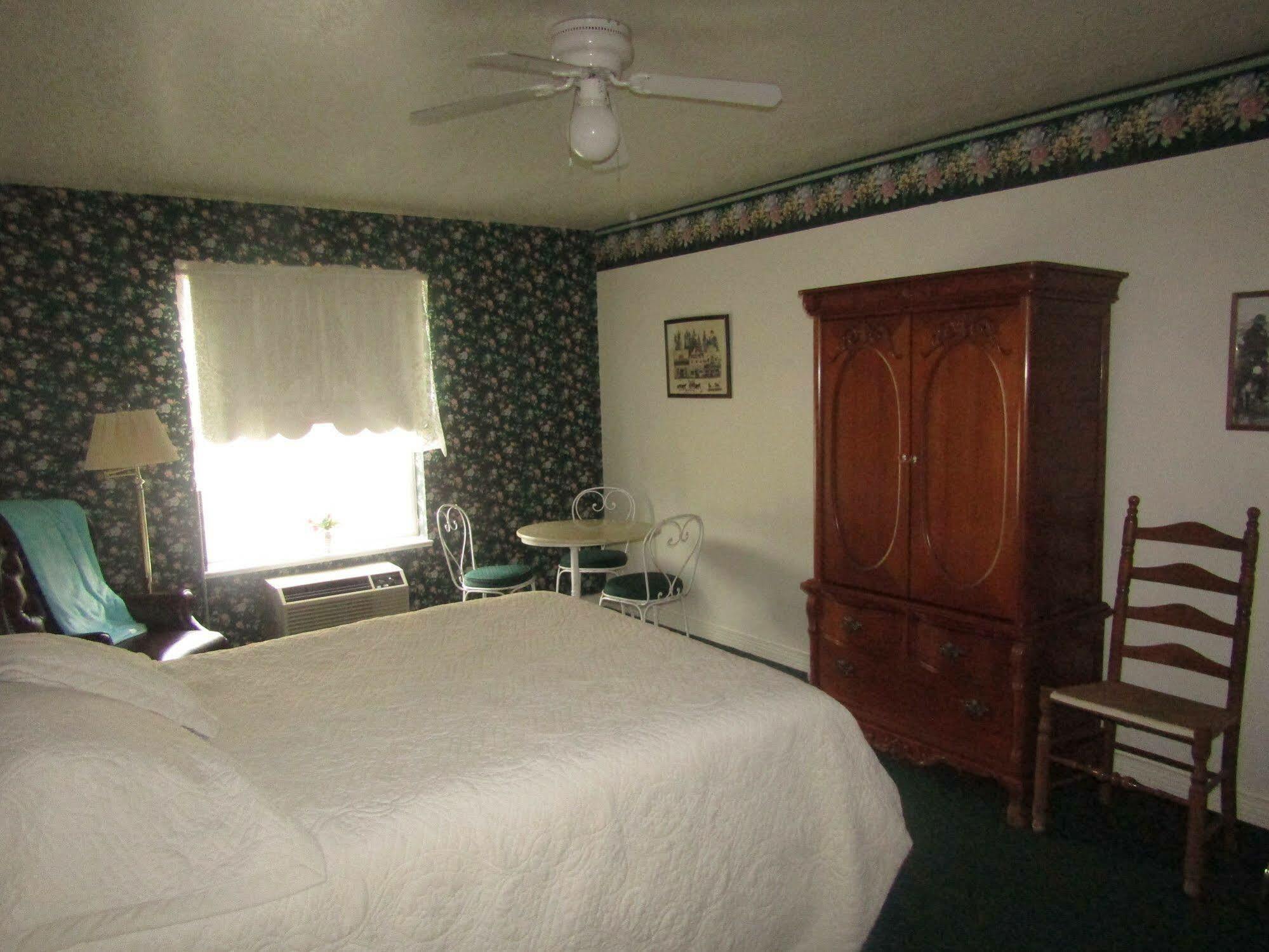 Step Back Inn Aztec Exterior photo