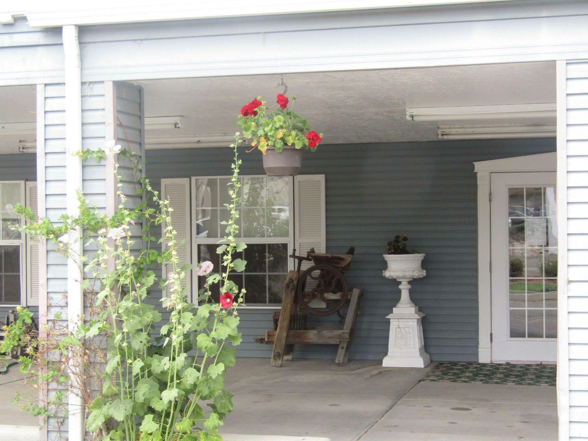Step Back Inn Aztec Exterior photo